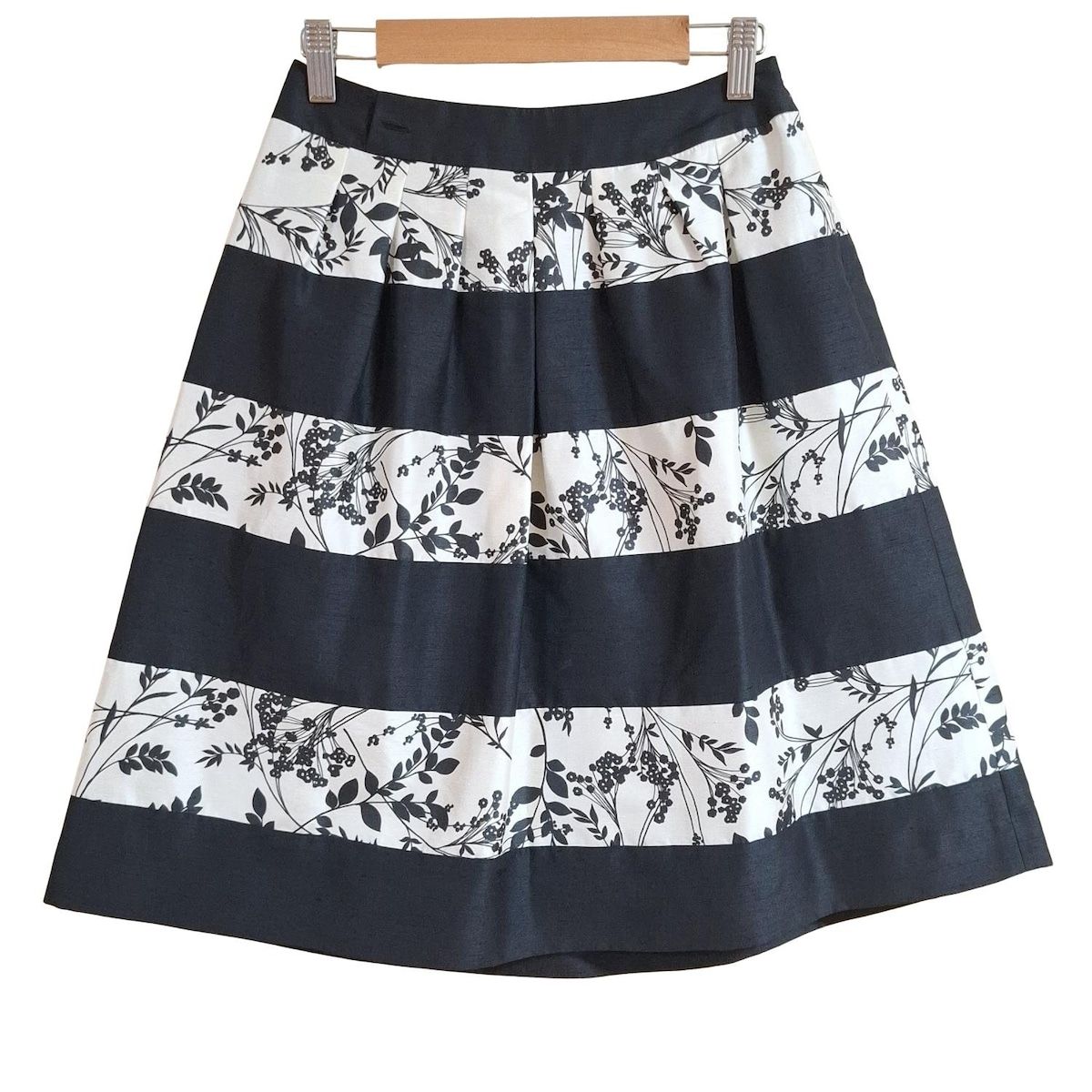 専用です。トゥービーシック　スカート　白　黒　花柄　総柄 専用です。トゥービーシック スカート 白 黒 花柄 総柄 TO BE CHIC