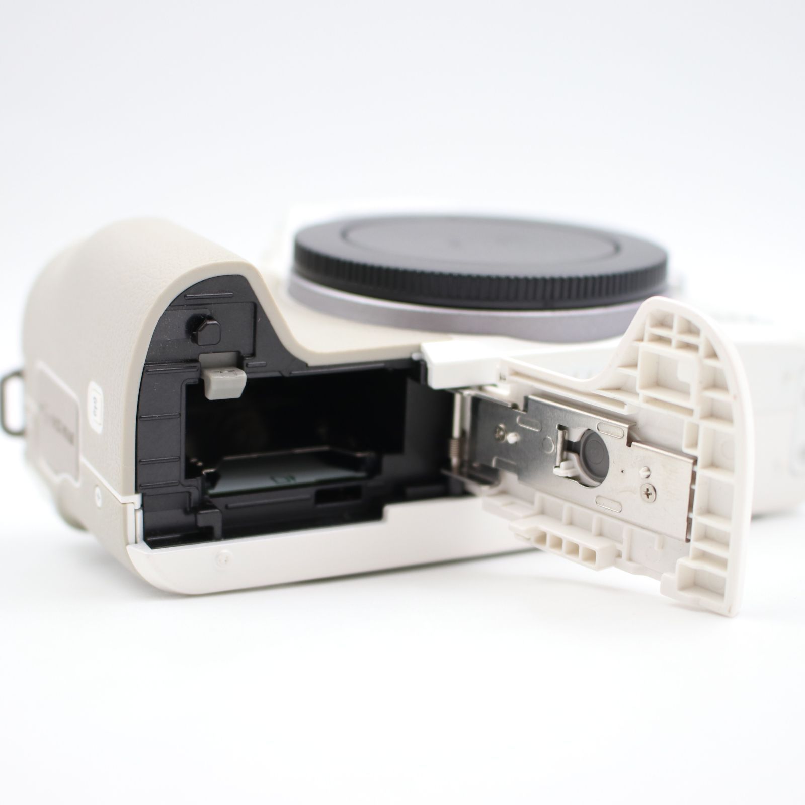 □シャッター数6000枚以下！新品同様□ CANON EOS Kiss M ボディ