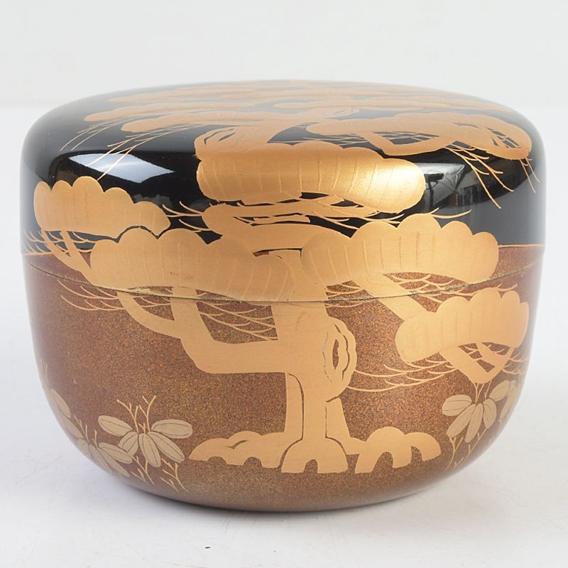 茶道具　漆塗　博堂造　金蒔絵　志のぶ文　棗　共布共箱　V　R6296 茶道具 漆塗 瑞雲造 老松蒔絵 平棗 共箱 V S437 - メルカリ