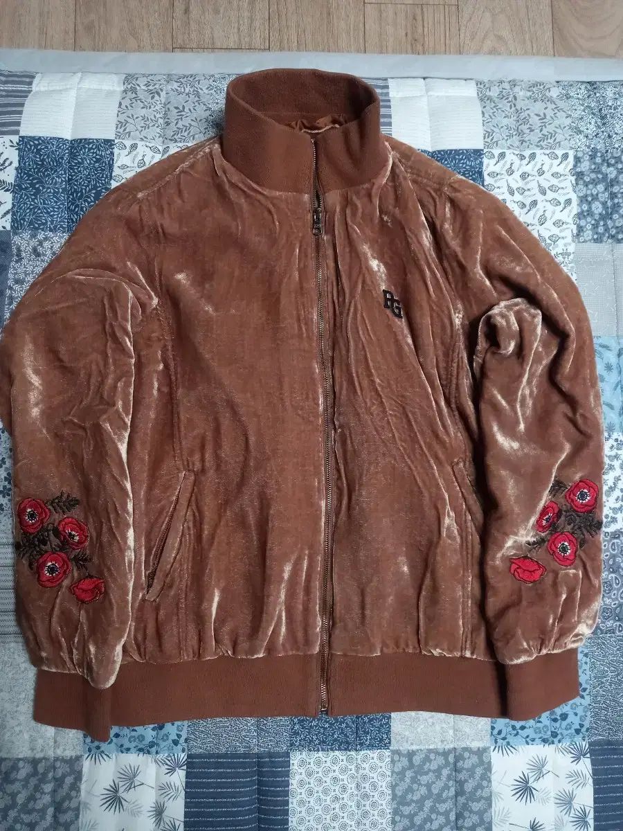 パーリーゲイツ レディース ツアーベルベット 花刺繍 ブラウン アウター 100