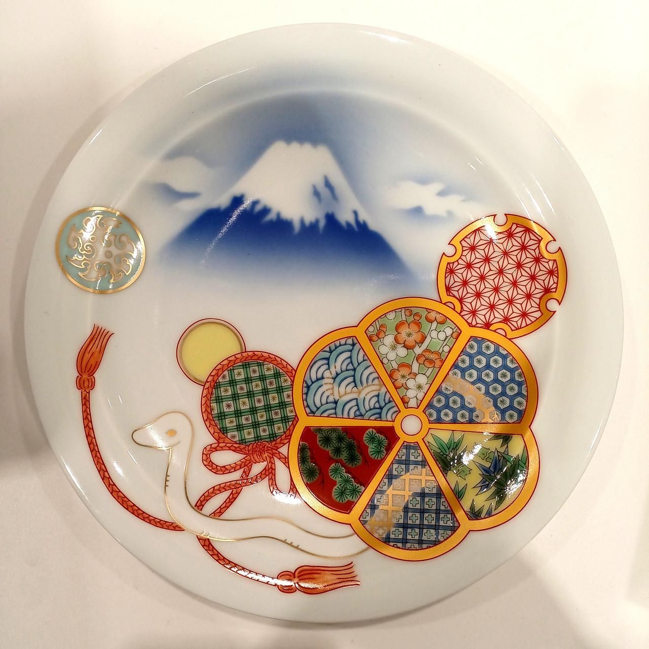 深川製磁 縁起皿 富士に黄金蛇吉祥文 Fukagawa Seiji lucky plate with auspicious design of Mount Fuji and a g en snake