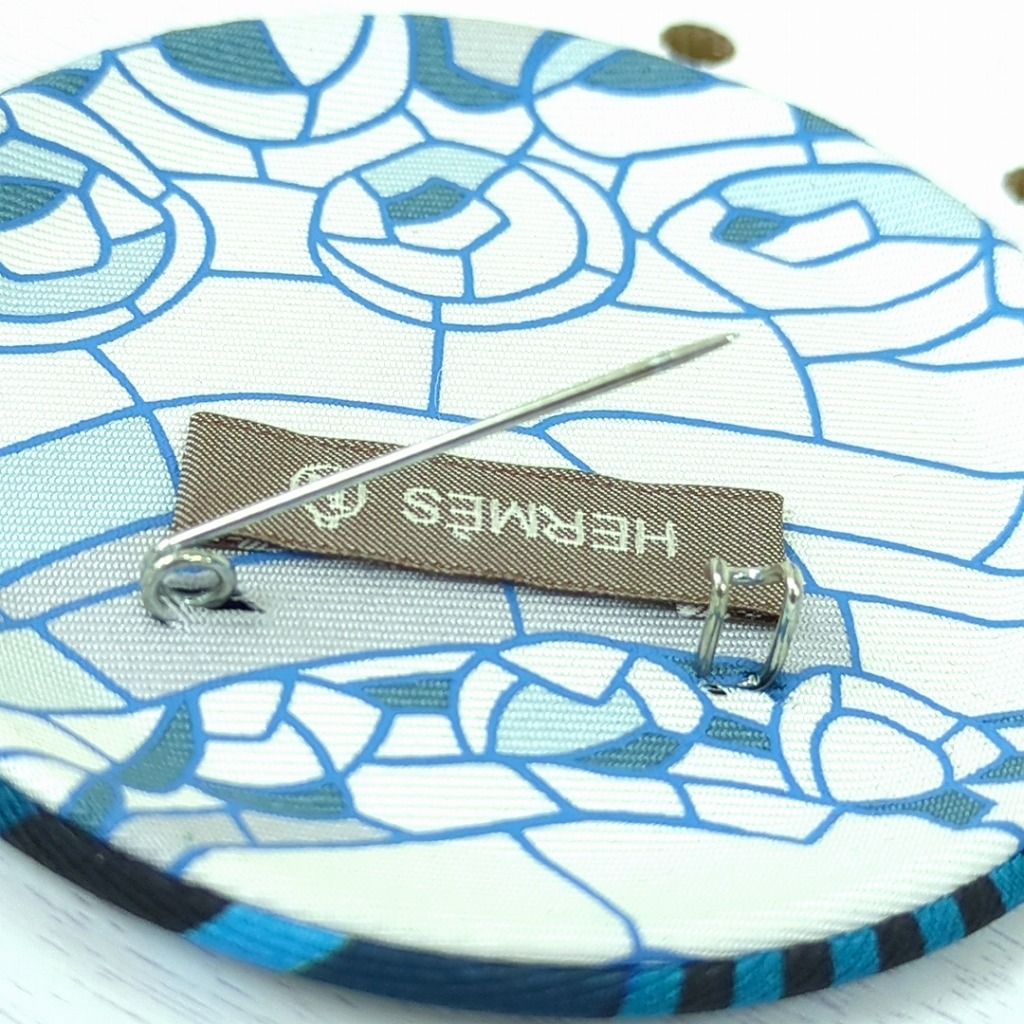 エルメス プティアッシュ シルク ピンブローチ バッジ ブルー ブラック エルメス プティアッシュ シルク ピンブローチ バッジ ブルー ブラック
