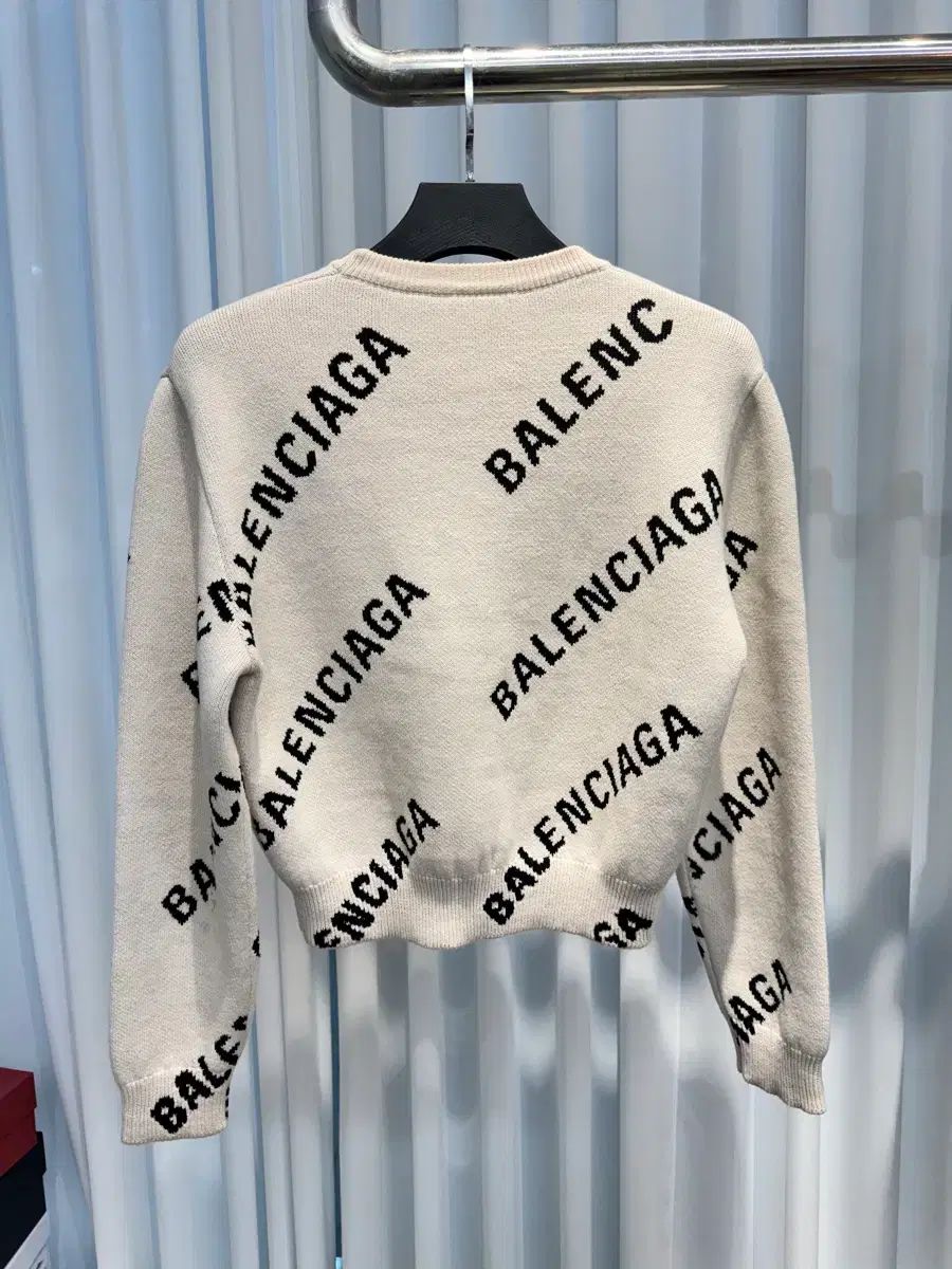 【希少】限定カラー　バレンシアガ　 マルチロゴ総柄 ニット L セーター 希少】限定カラー バレンシアガ マルチロゴ総柄 ニット L セーター