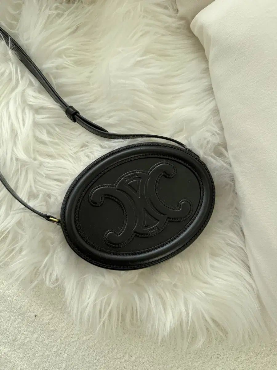 Celine セリーヌ トリオンフ オーヴァルパール ミニ ブラック