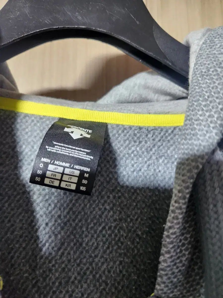 購入者限定おまけ デサント グレー WHO ジップアップ パッチポケット 105