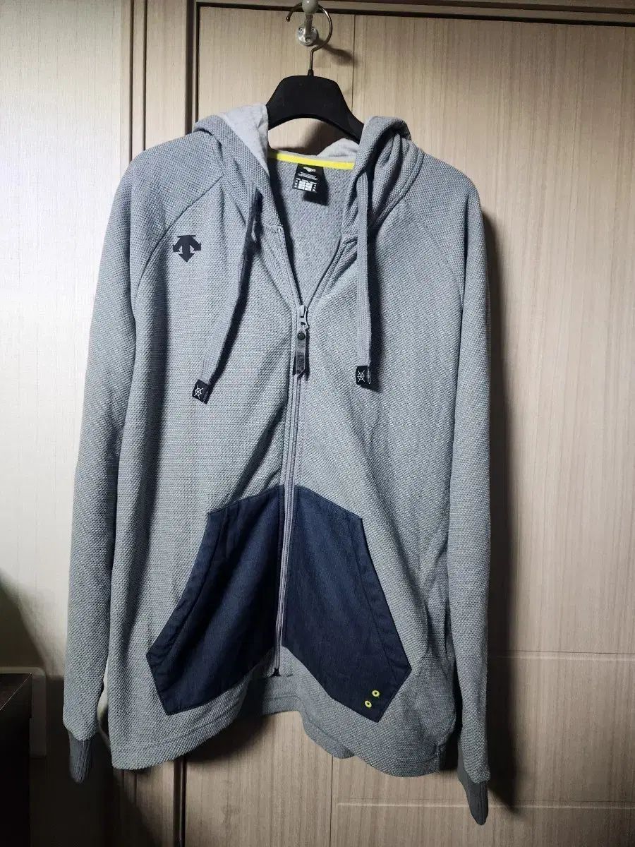 購入者限定おまけ デサント グレー WHO ジップアップ パッチポケット 105