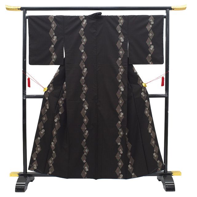 本場奄美大島紬 着物 正絹 大島紬 袷 ９マルキ カタス式 総絣 たけがわ織物 竹千雅 こげ茶色 桜 菱 カジュアル 春 秋 冬 紬 仕立て上がり 身丈161 裄丈66.5 Ｍサイズ みやがわ sb 16703