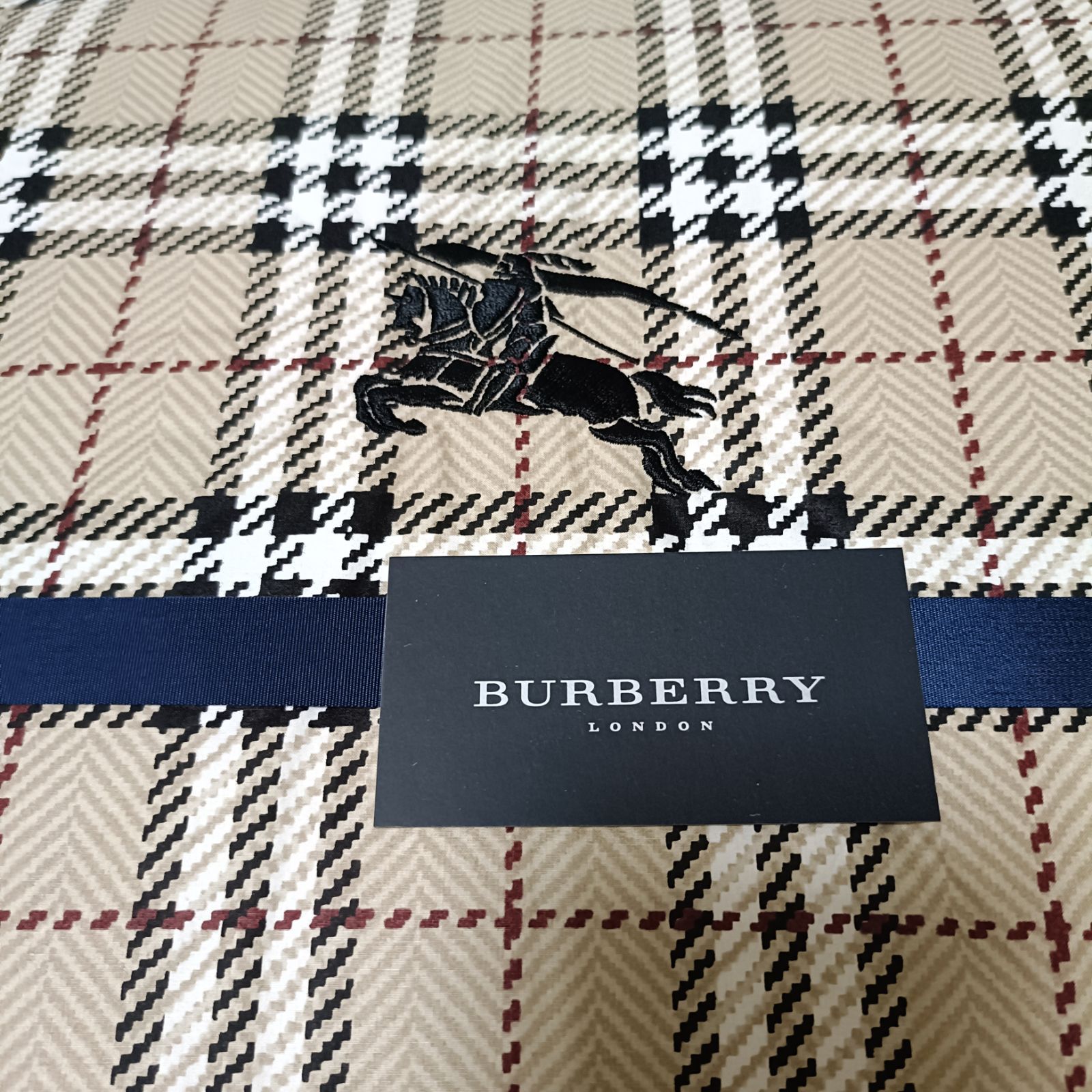 未使用品】バーバリー BURBERRY 羽毛肌掛けふとん（布団） ロゴ 刺繍