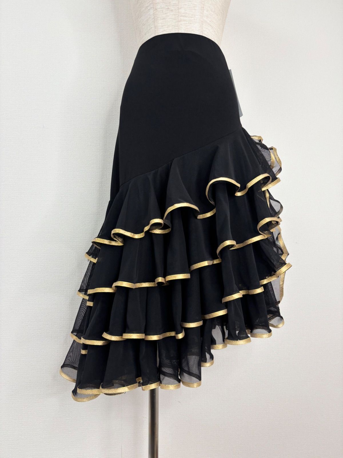 社交ダンス ブラック×ゴールドリボン メッシュスカートティアード風フリル 斜めラインスカート ラテン 衣装 Roger