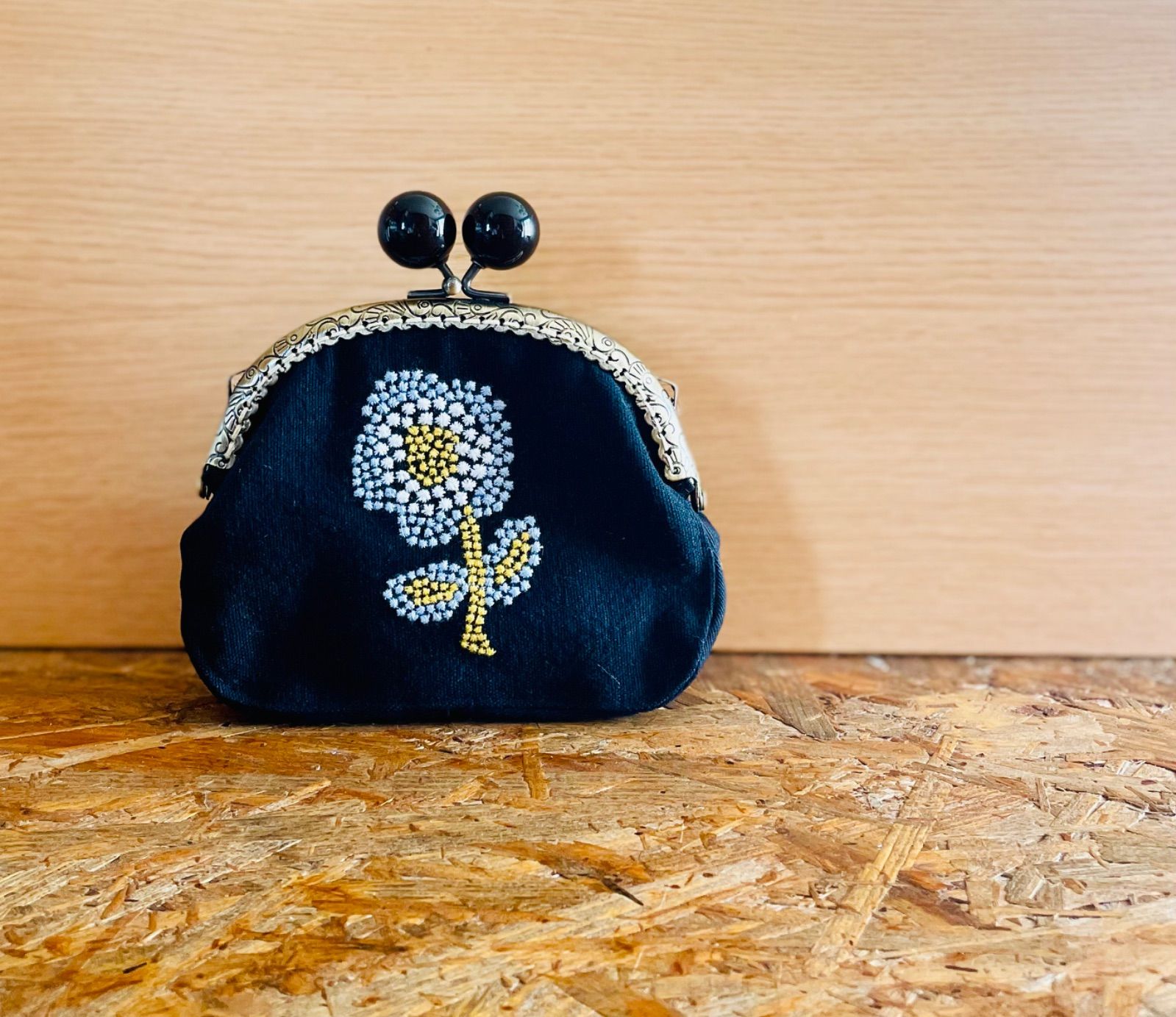 SALE！！大人かわいい❤︎お花刺繍のがま口ポーチ（水色お花） - メルカリ