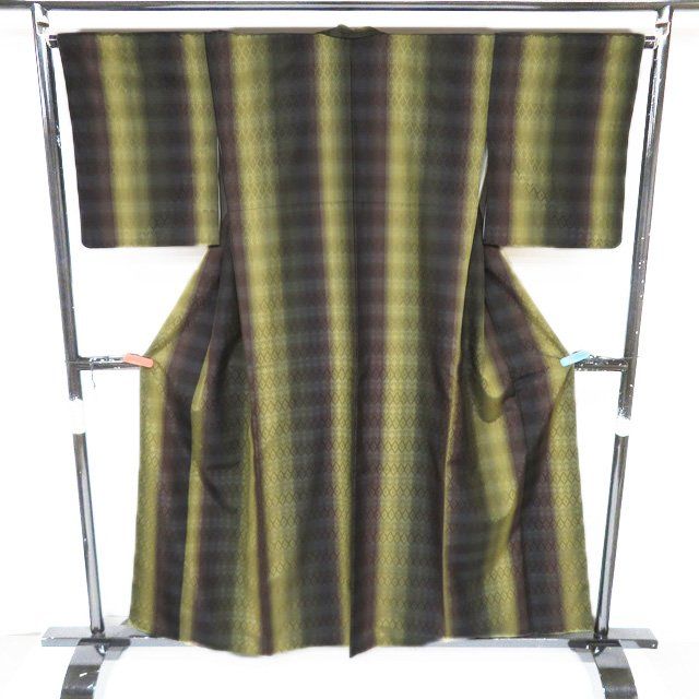 特選 琉球 花織 小紋 着物 正絹 紬地 袷 カジュアル 縦縞模様 緑黄色 仙斎茶色 身丈157 cm 裄65.5 M きもの北條 A 1304-6