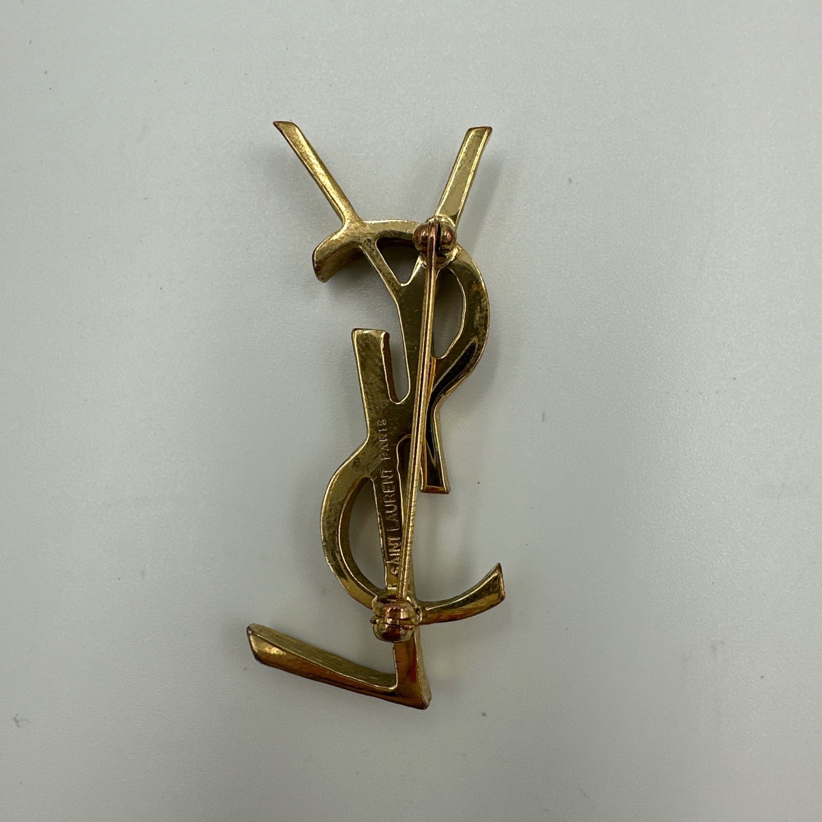 □ YSL イヴ・サンローラン ロゴ ブローチ ゴールドカラー** - メルカリ