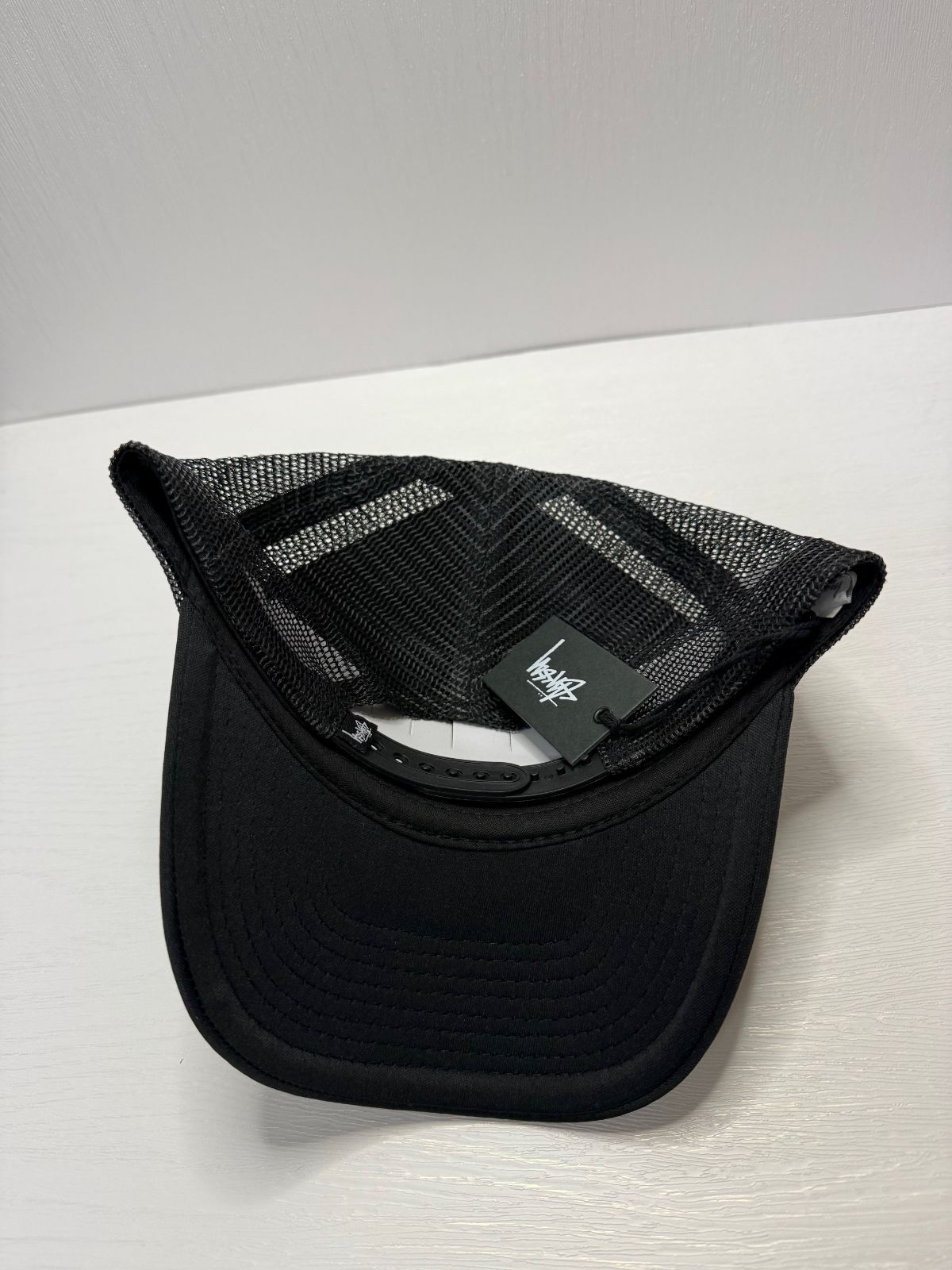 Stussy ラスタ トラッカーキャップ ブラックカラー - メルカリ