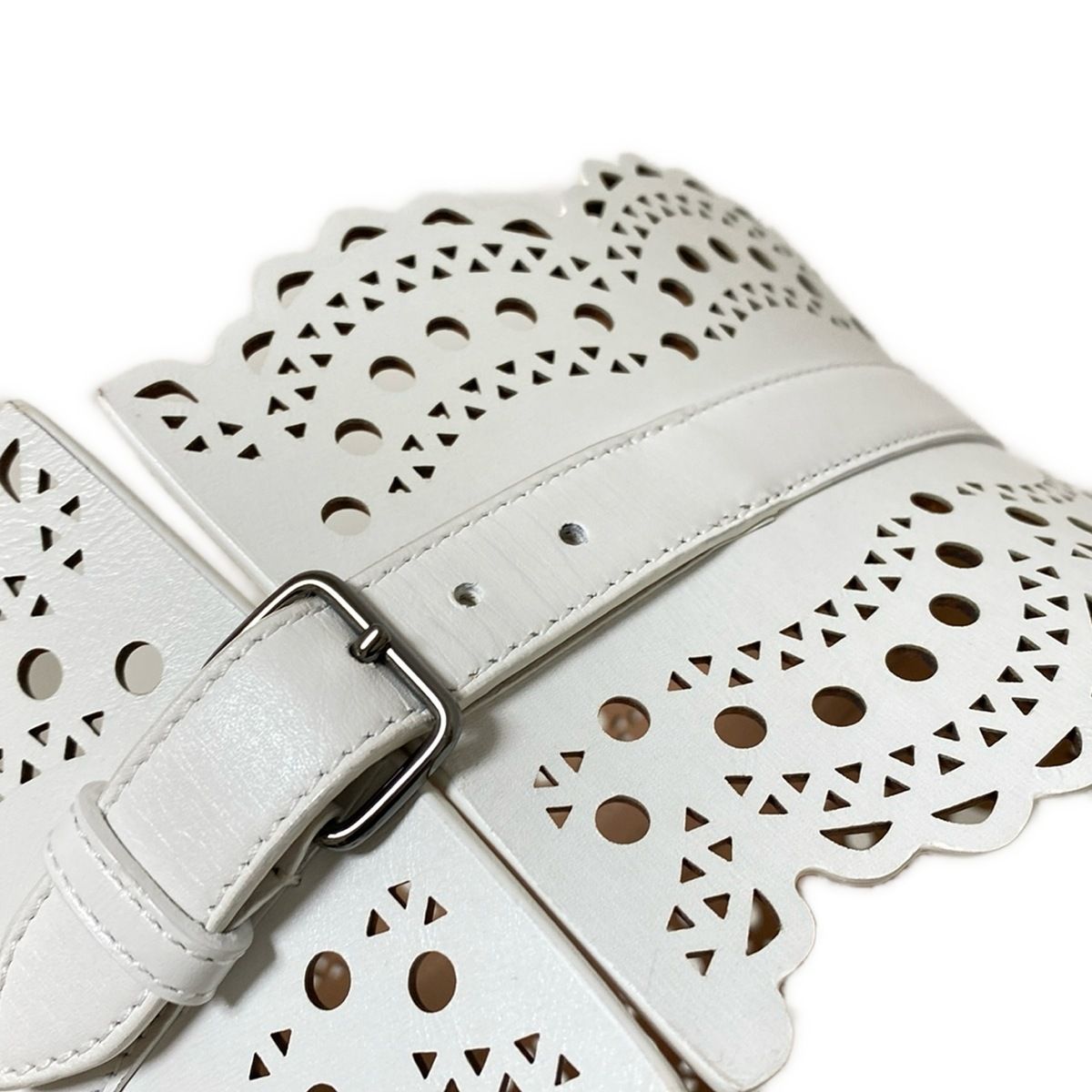 ALAIA(アライア) ベルト 65 - 白 コルセット/カットワーク/スカラップ