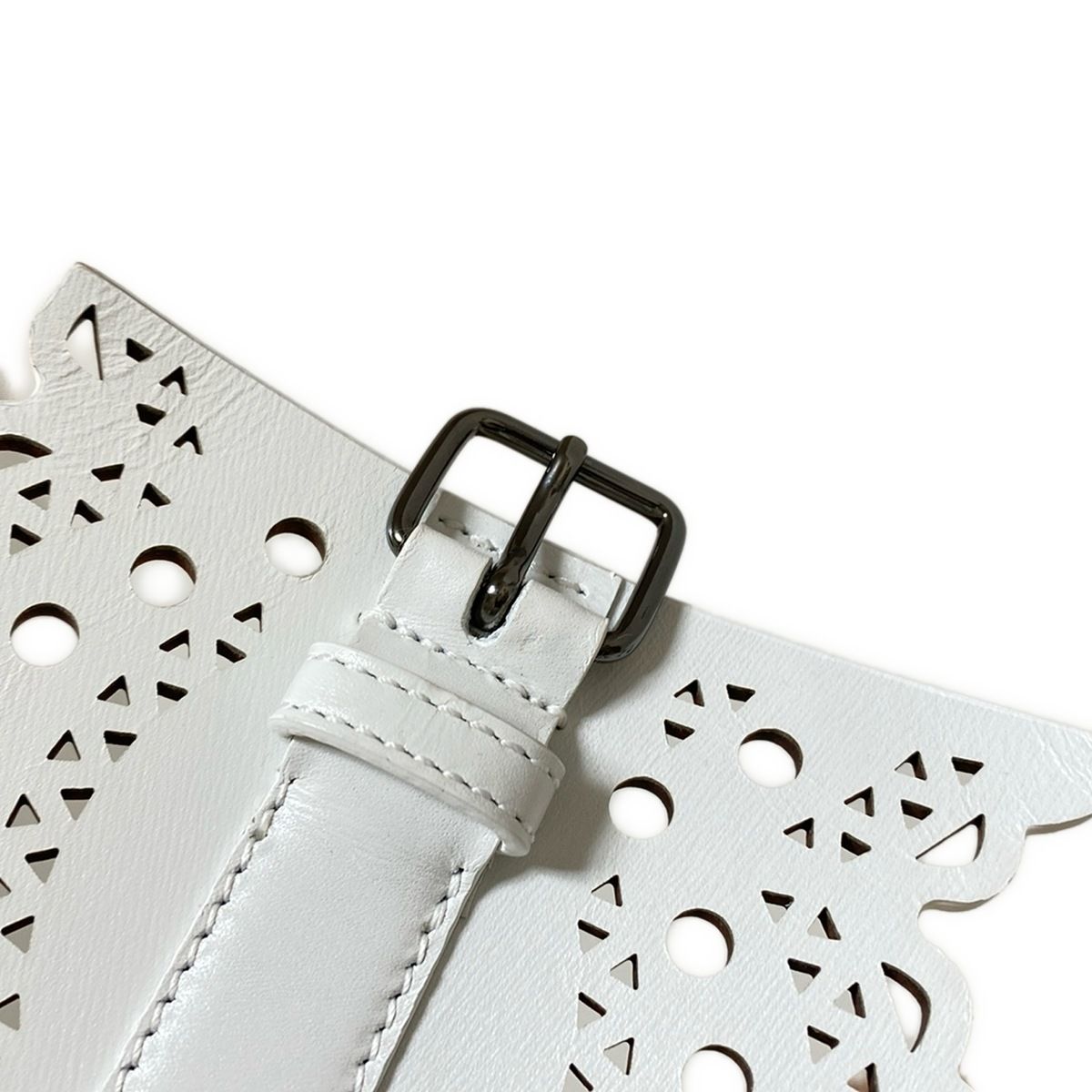 ALAIA(アライア) ベルト 65 - 白 コルセット/カットワーク/スカラップ