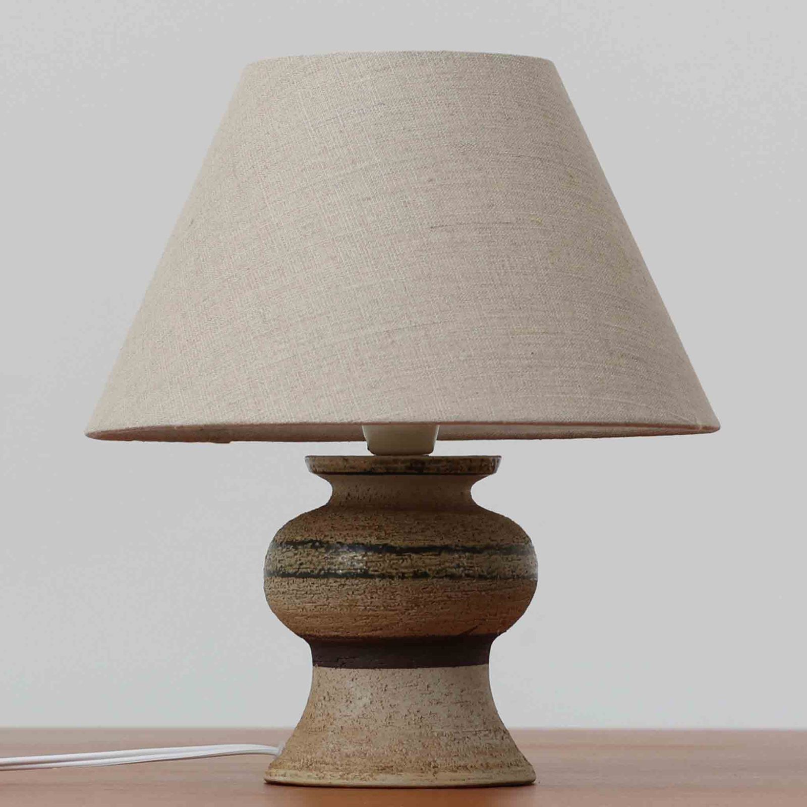 Axella テーブルランプ 高さ29 cm デンマーク製 北欧ビンテージ家具 北欧照明 小ぶりランプ 陶器ベース 温かい光 DK 19143