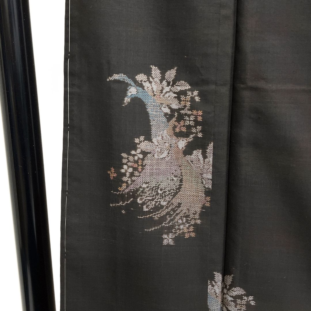 小紋　大島紬　菊花　黒地　花模様　着物　062a d 小紋 大島紬 菊花 黒地 花模様 着物 062a d