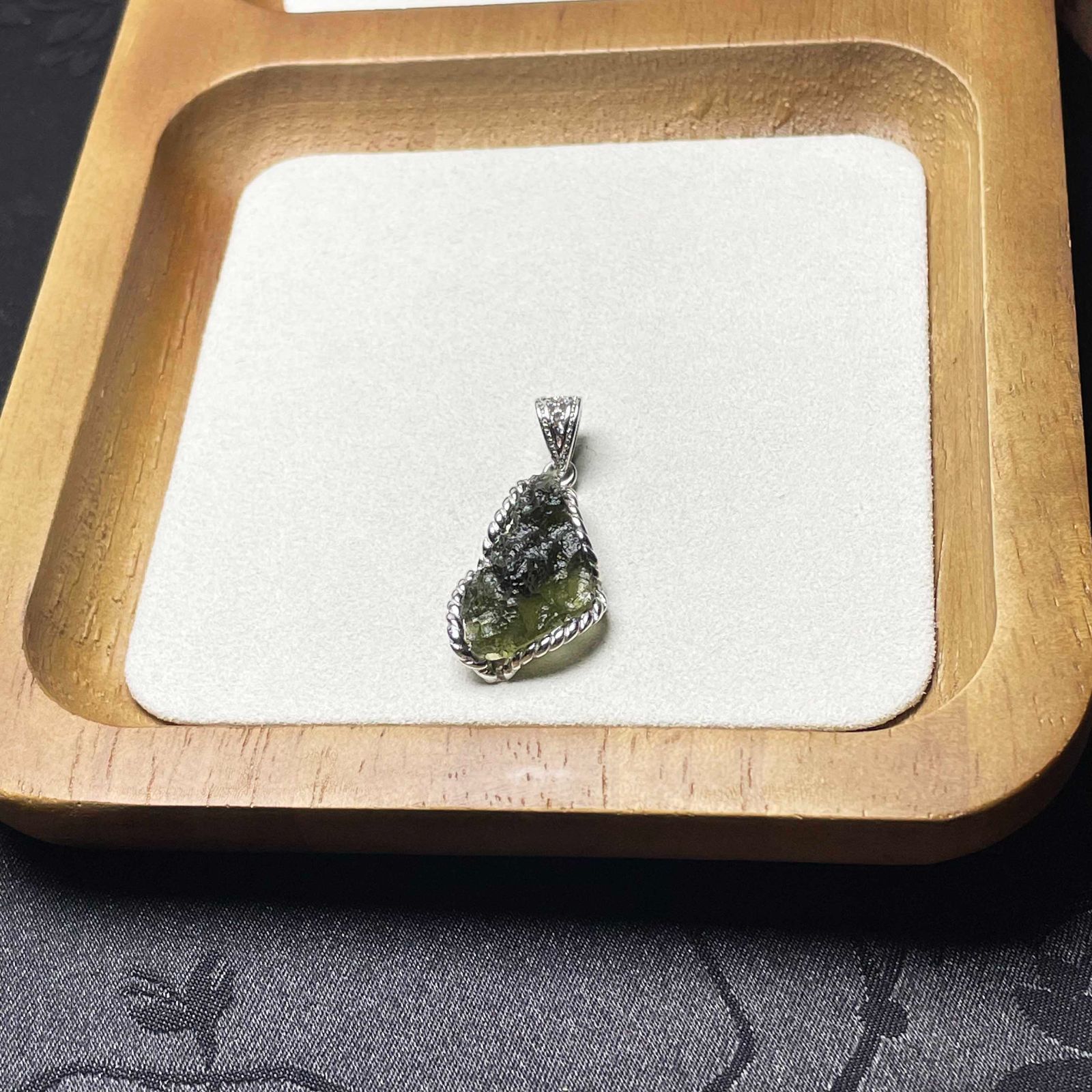 EU製 モルダバイト 925銀 ペンダント パワーストーン 天然石 幸運 お守り プレゼント 約25 3 16 7 9 mm ZB 9795