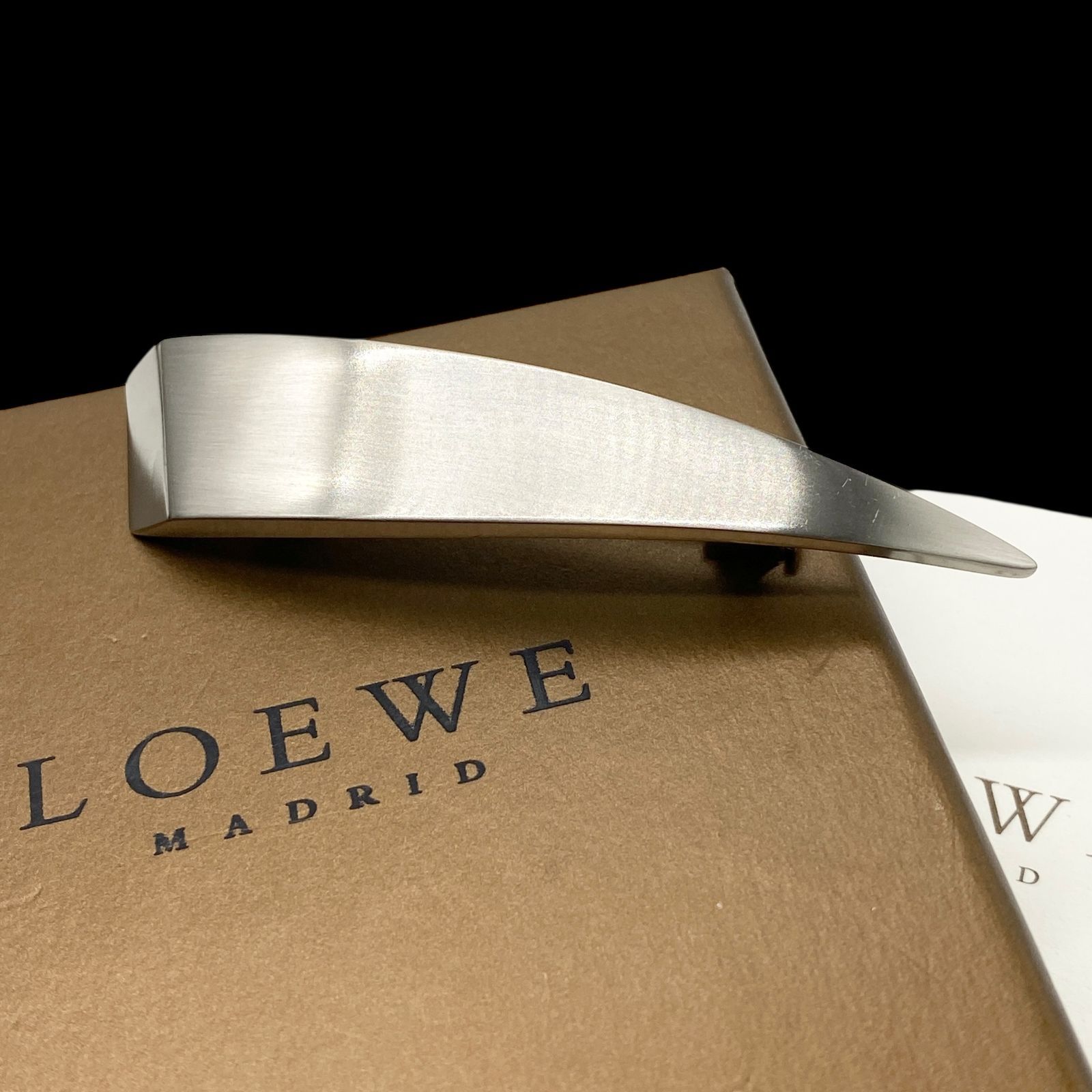 美品 LOEWE ロエベ メタルブローチ シルバー 刻印 アクセサリー