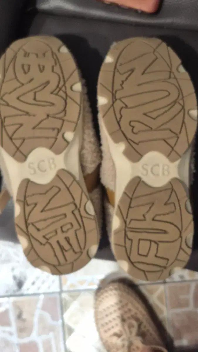 シューコンマボニー クリスタル