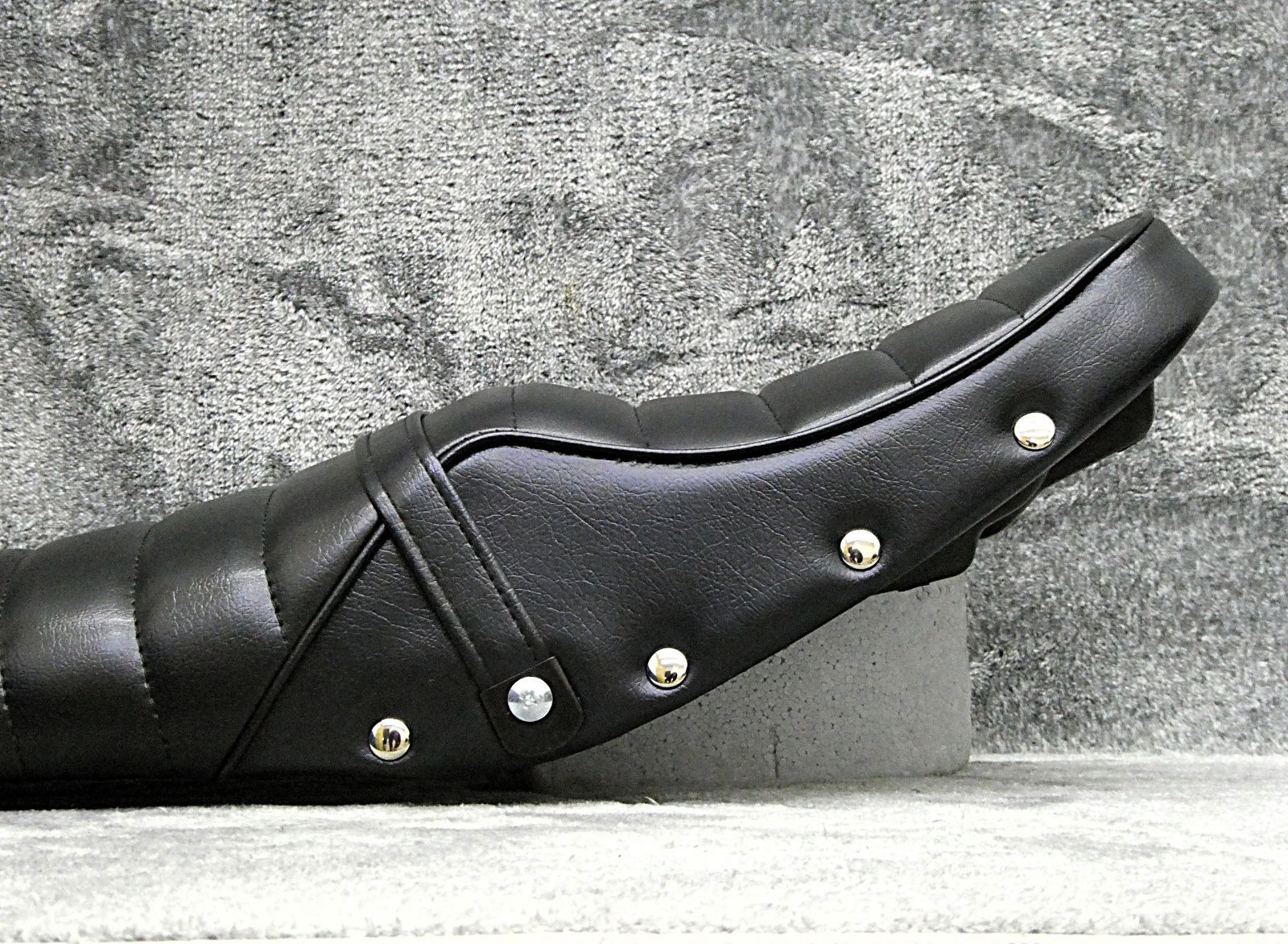 RZ350 鋲打ち 黒皮 タックロールシート/黒 ブラックRZ250ボタンBLACK