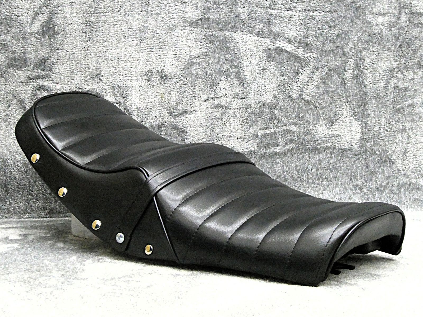 RZ350 鋲打ち 黒皮 タックロールシート/黒 ブラックRZ250ボタンBLACK