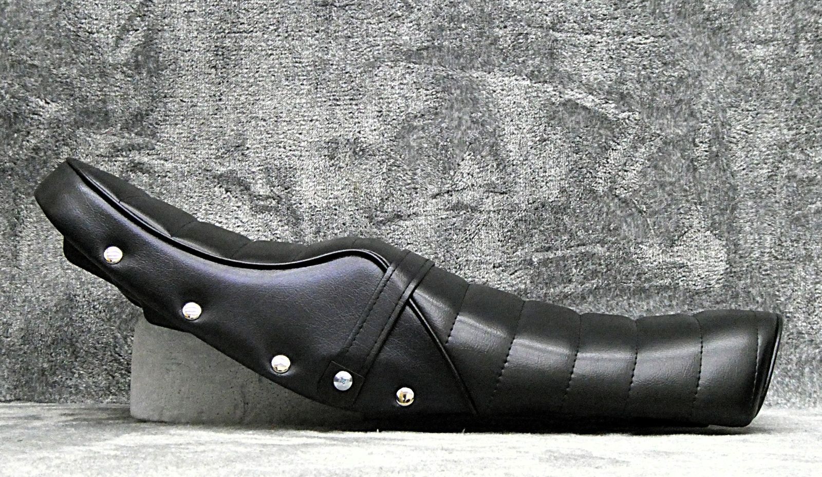 ＲＺ 鋲打ち　黒皮　タックロールシート　/ RZ350 RZ250 RZ350 鋲打ち 黒皮 タックロールシート/黒 ブラックRZ250ボタンBLACK