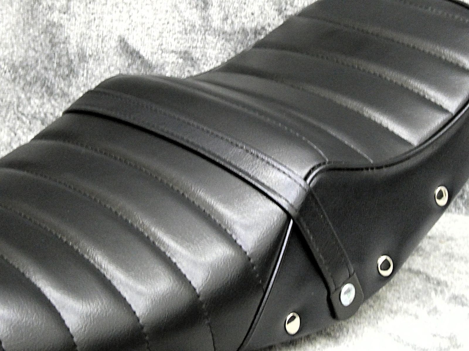 RZ350 鋲打ち 黒皮 タックロールシート/黒 ブラックRZ250ボタンBLACK