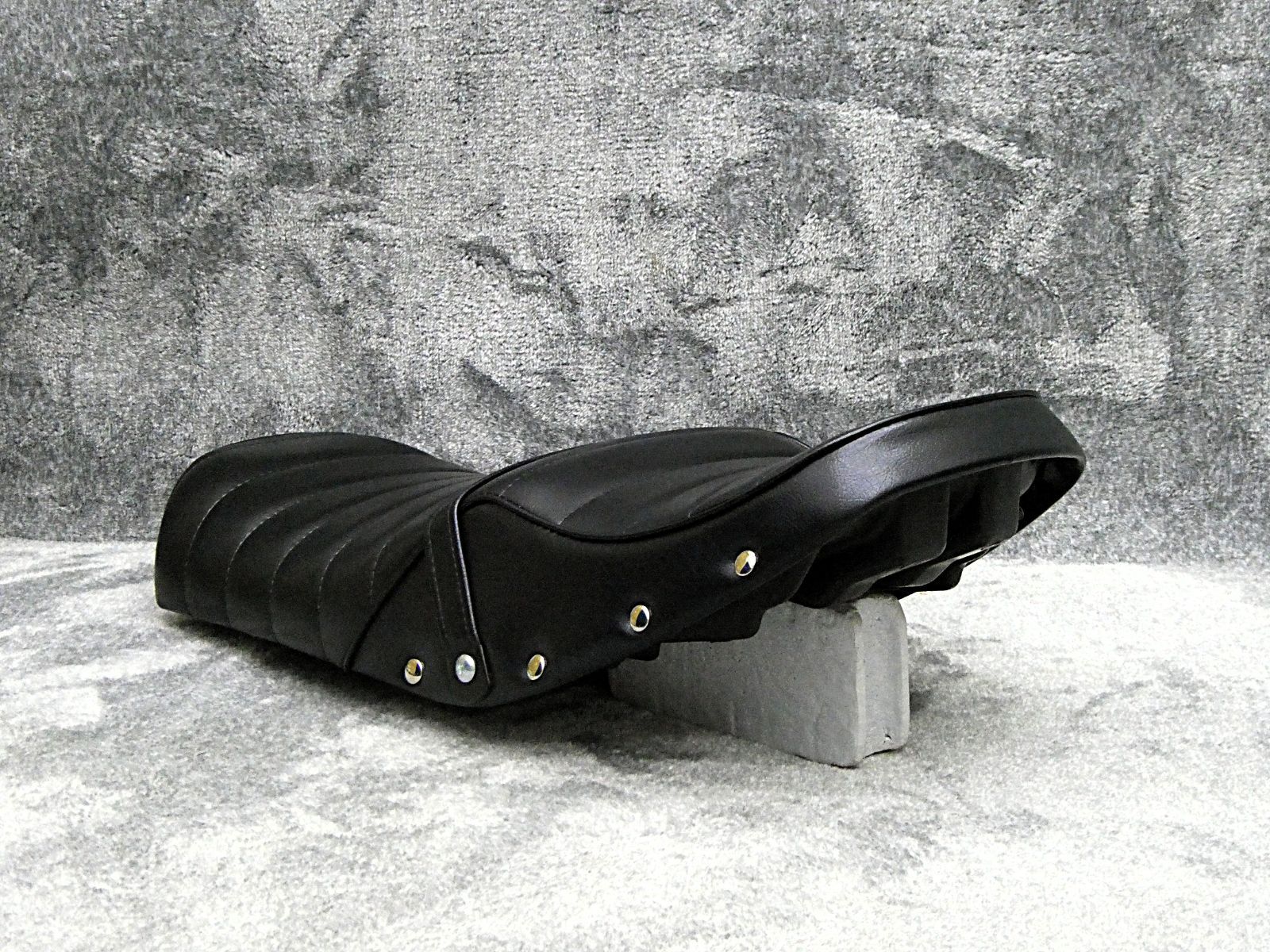 タックロール シート 黒 皮 鋲打ちRZ250 / RZ350あんこ抜き 完成品 RZ350 鋲打ち 黒皮 タックロールシート/黒 ブラックRZ250ボタンBLACK