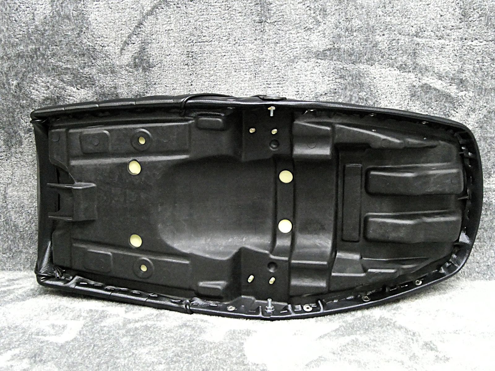 タックロール シート 黒 皮 鋲打ちRZ250 / RZ350あんこ抜き 完成品 RZ350 鋲打ち 黒皮 タックロールシート/黒 ブラックRZ250ボタンBLACK