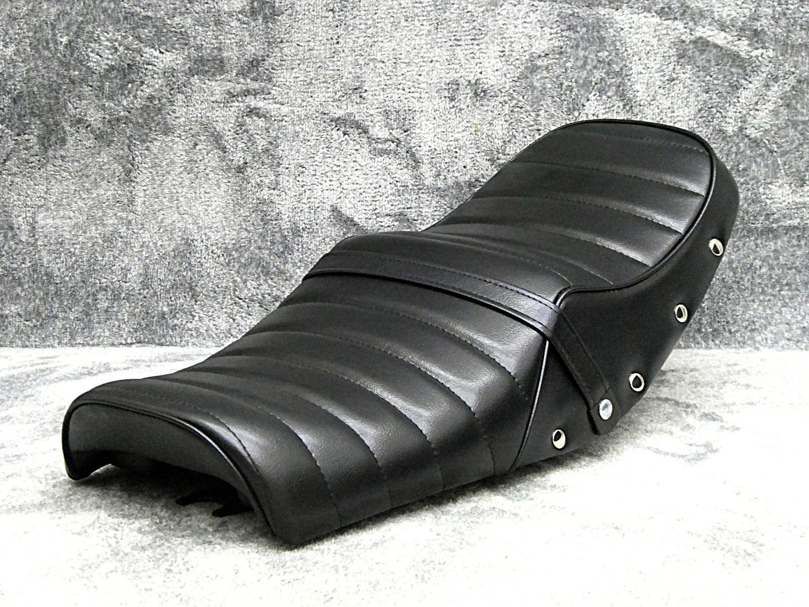 RZ350 鋲打ち 黒皮 タックロールシート/黒 ブラックRZ250ボタンBLACK