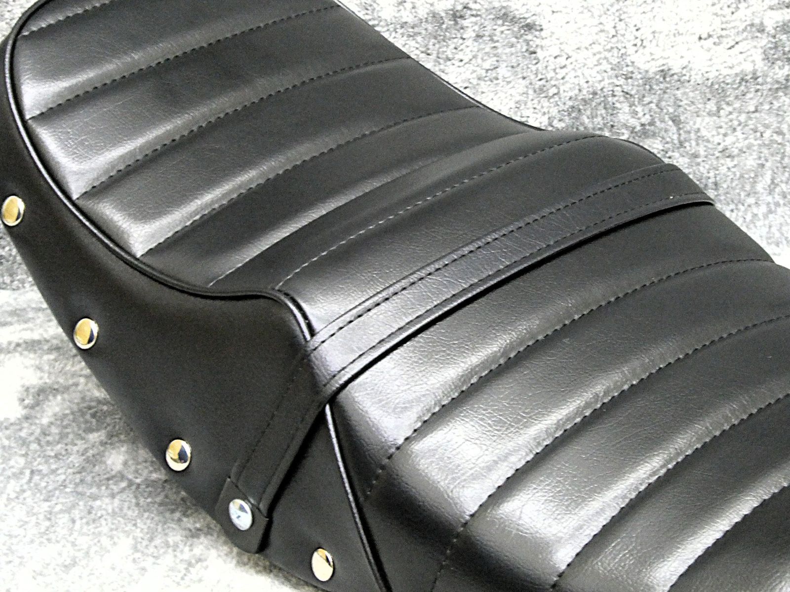 RZ350 鋲打ち 黒皮 タックロールシート/黒 ブラックRZ250ボタンBLACK