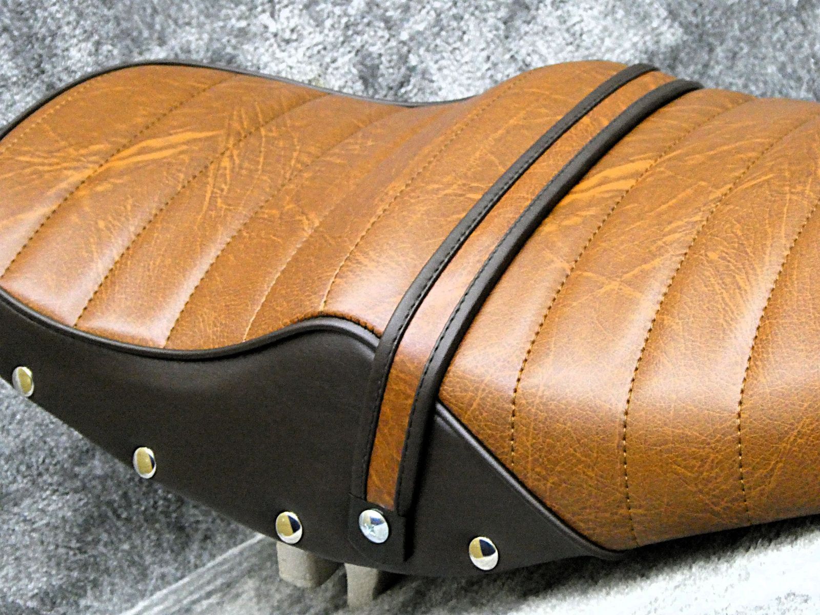 RZ350 鋲打ち 茶ツートン タックロールシート/茶 ブラウンRZ250ボタン