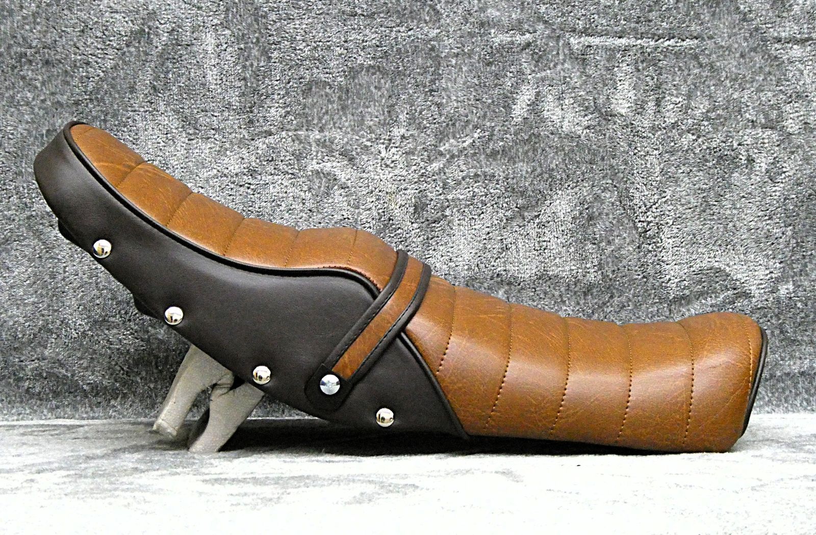 RZ350 鋲打ち 茶ツートン タックロールシート/茶 ブラウンRZ250ボタン