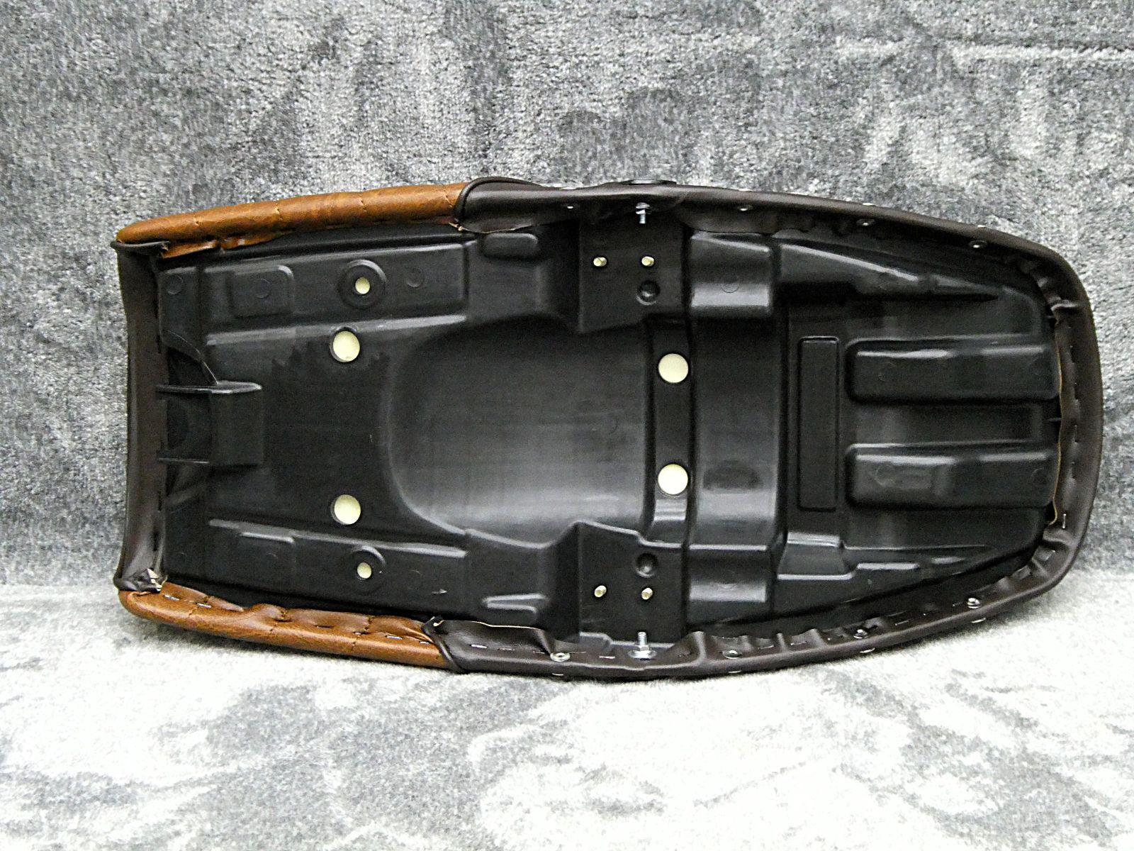 RZ350 鋲打ち 茶ツートン タックロールシート/茶 ブラウンRZ250ボタン