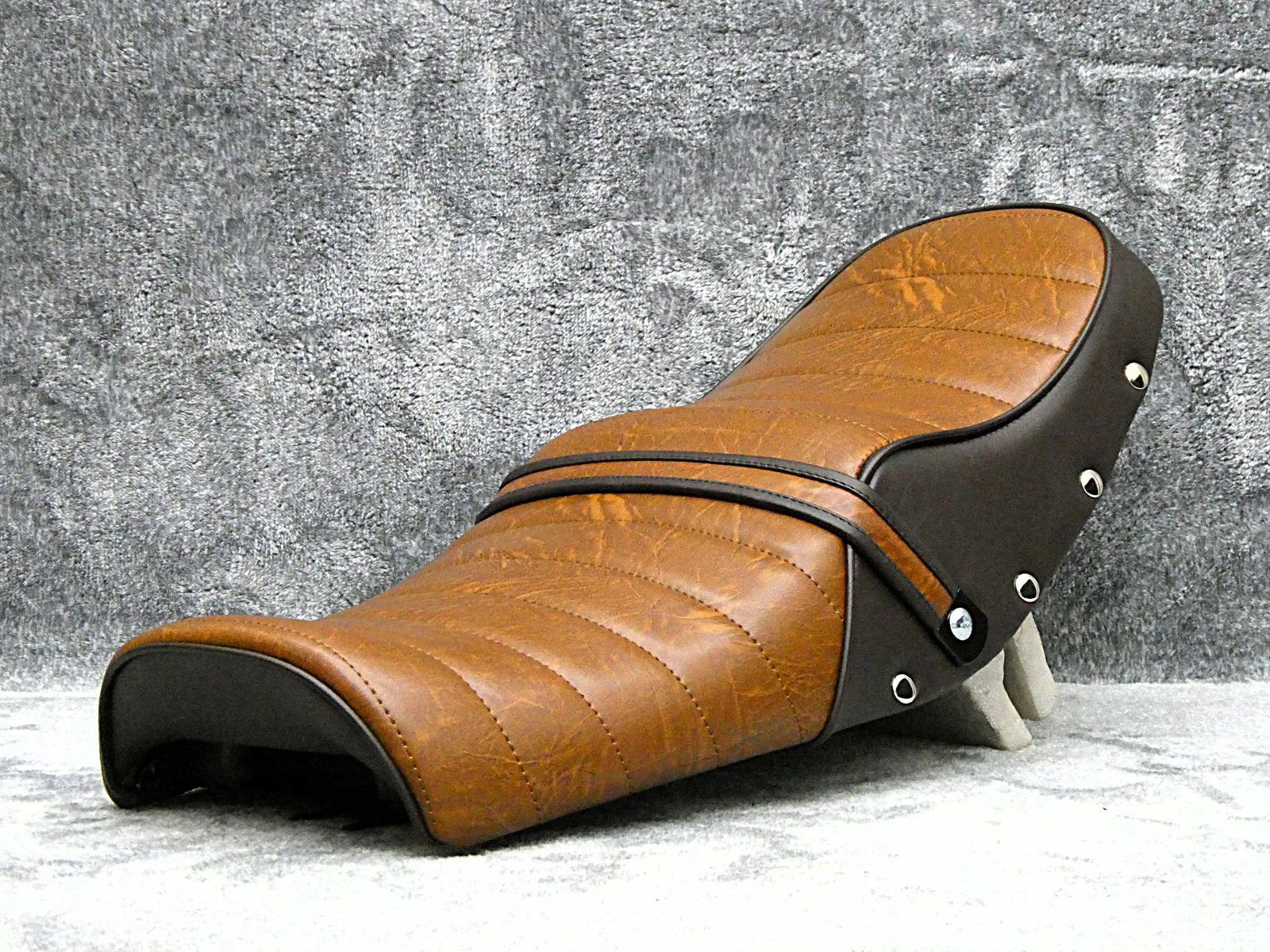 RZ350 鋲打ち 茶ツートン タックロールシート/茶 ブラウンRZ250ボタン