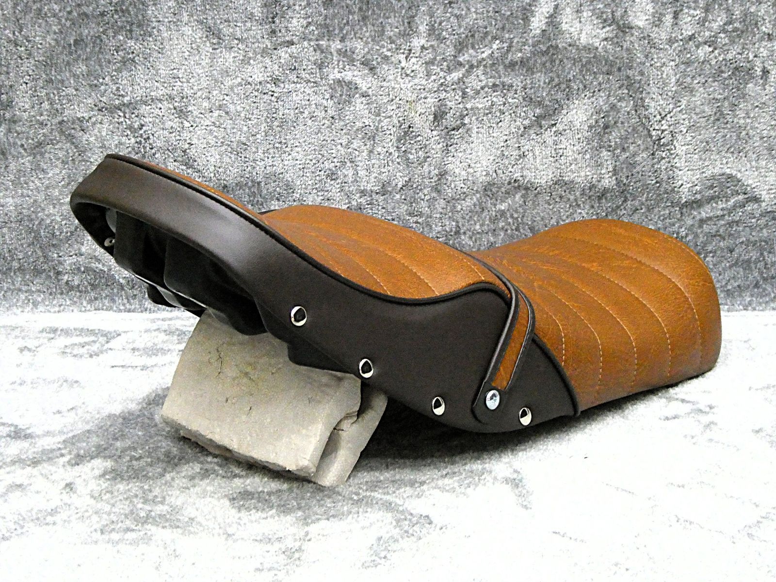 RZ350 鋲打ち 茶ツートン タックロールシート/茶 ブラウンRZ250ボタン