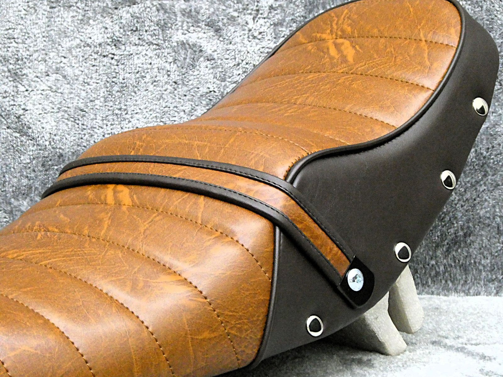 RZ350 鋲打ち 茶ツートン タックロールシート/茶 ブラウンRZ250ボタン