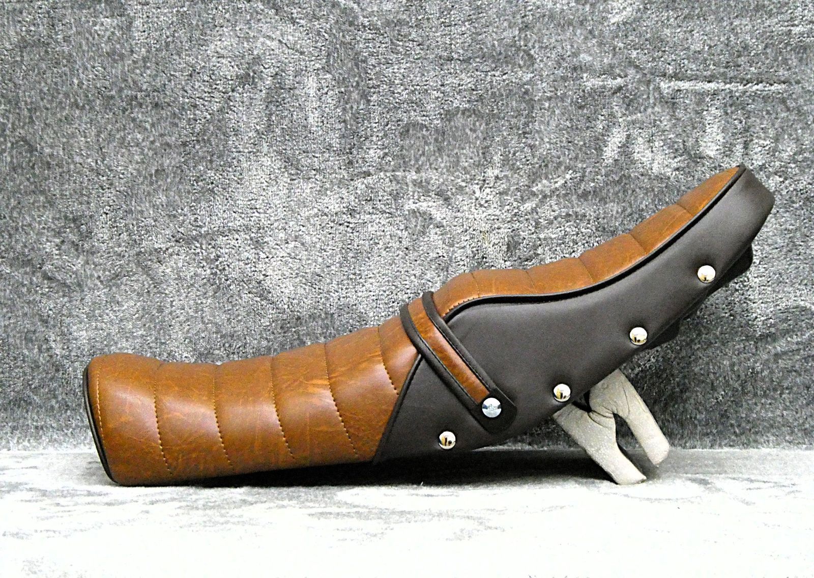 RZ350 鋲打ち 茶ツートン タックロールシート/茶 ブラウンRZ250ボタン