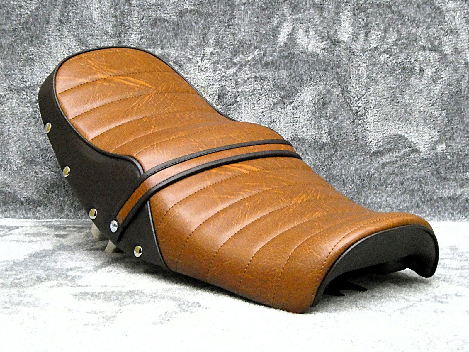 RZ350 鋲打ち 茶ツートン タックロールシート/茶 ブラウンRZ250ボタン