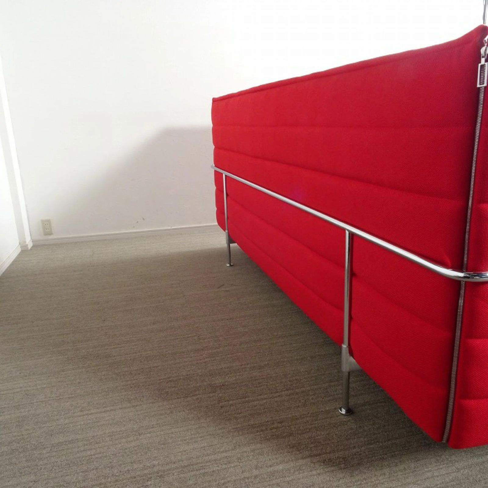  ◾︎SELUNO◾︎ 展示超 Vitra ヴィトラ Alcove アルコーヴ 3人掛ソファ 赤系ファブリック 125万 v889 コンパクトカウチ 2人掛け 3人掛けソファ ソファ ソファベッド