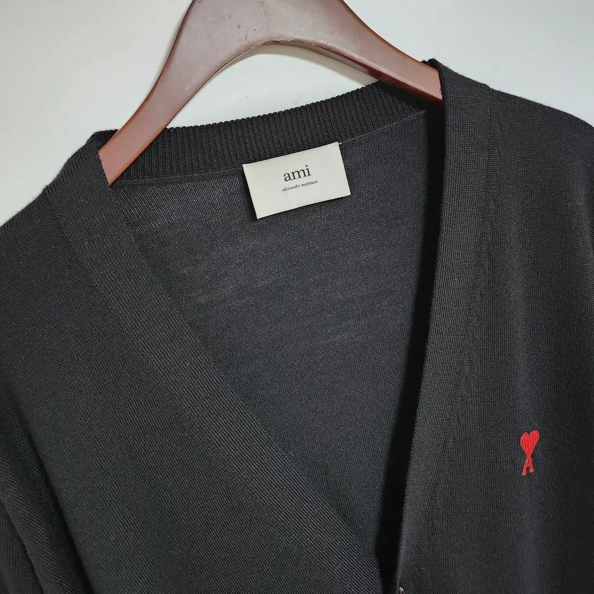 XL アミ ブラック スモール ハート刺繍 ウール カーディガン BFHKC111