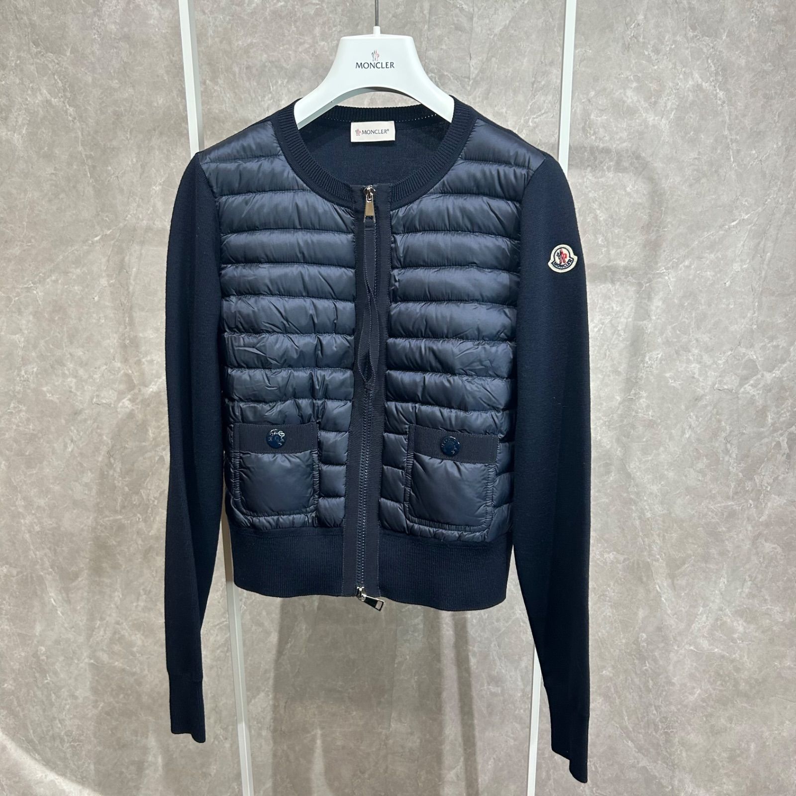 【新品未使用】 MONCLER モンクレールダウンニットカーディガン切り替え紺 未使用】 MONCLER モンクレールダウンジャケットニットカーディガン