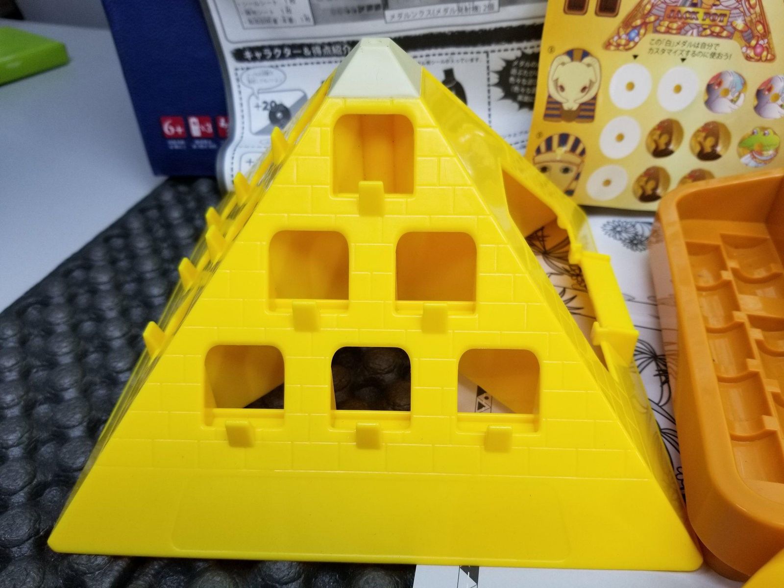 おもちゃ メダルゲーム メダルキングダム コイン落とし ピラミッド 電動 トイザらス A7526A10