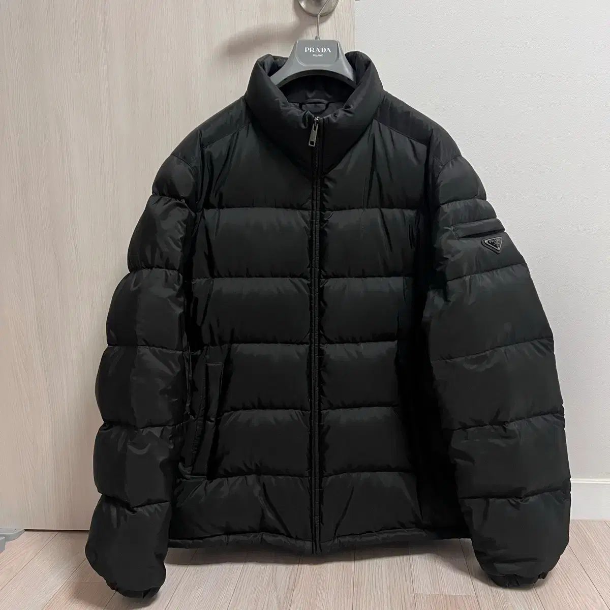 56 プラダ トライアングル ロゴ ダウン ブラック SGY091 - メルカリ