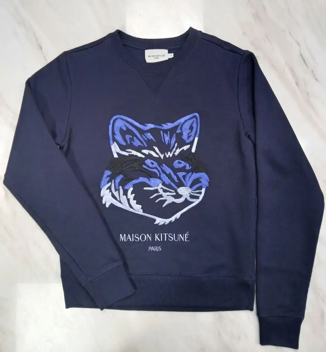 新モデル Maison Kitsuné メゾンキツネ 刺繍 BIGロゴ ユニセックス