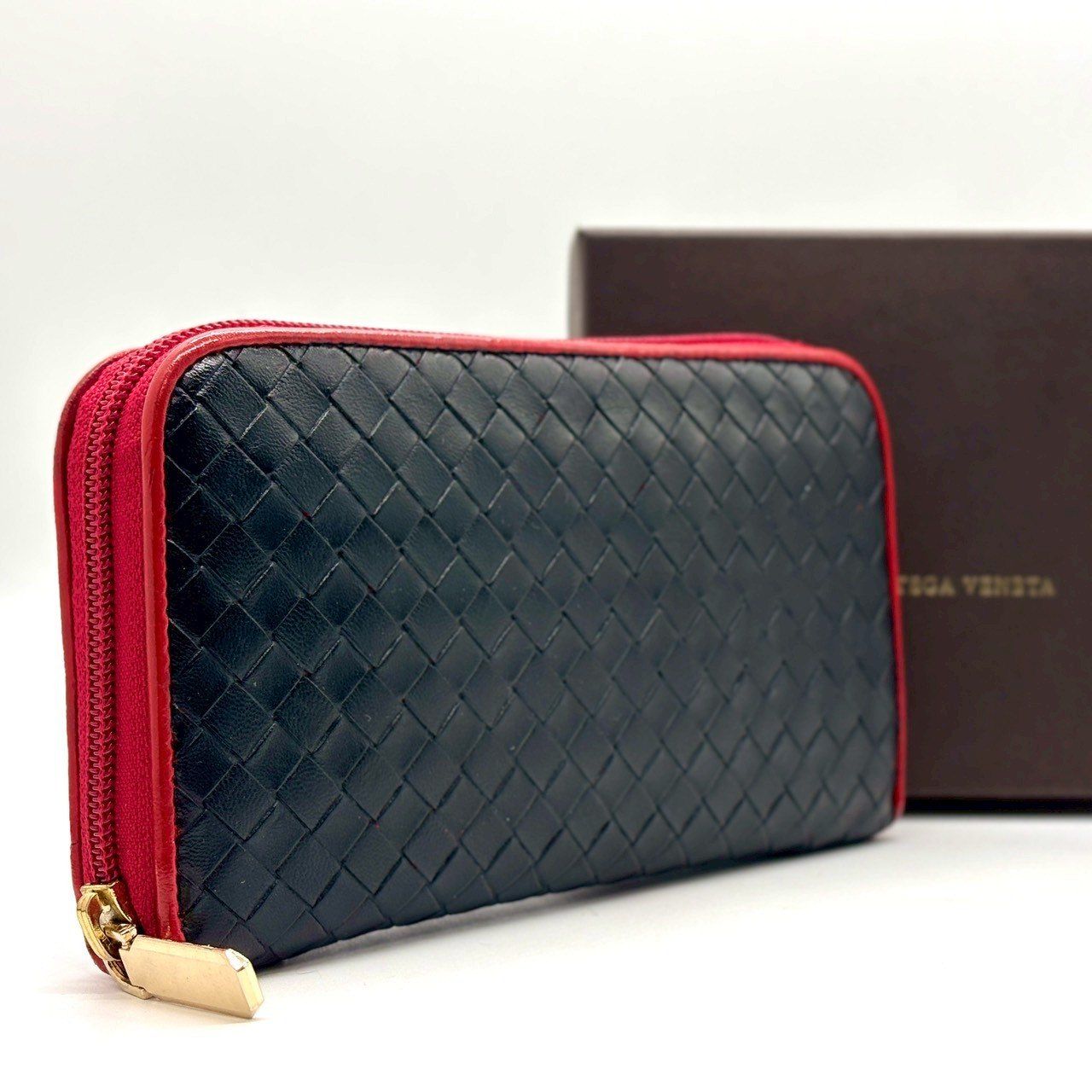 品格を宿す編み革】 BOTTEGA VENETA ボッテガヴェネタ 長財布 イントレ 
