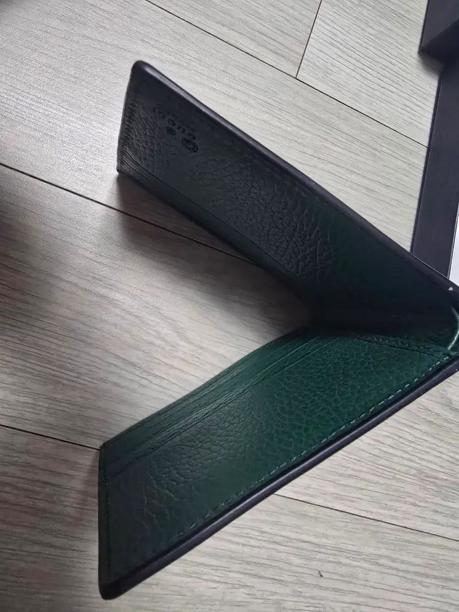 二つ折り財布 インターロッキング