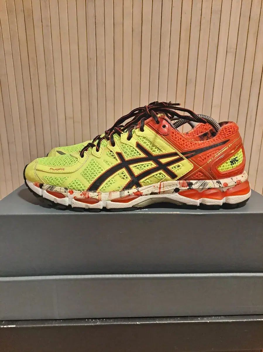 asics ゲル カヤノ 21 NYC 蛍光 ランニングシューズ