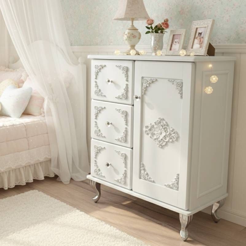 エレガントなデザインと猫脚が魅力！ロココ調ホワイトキャビネット